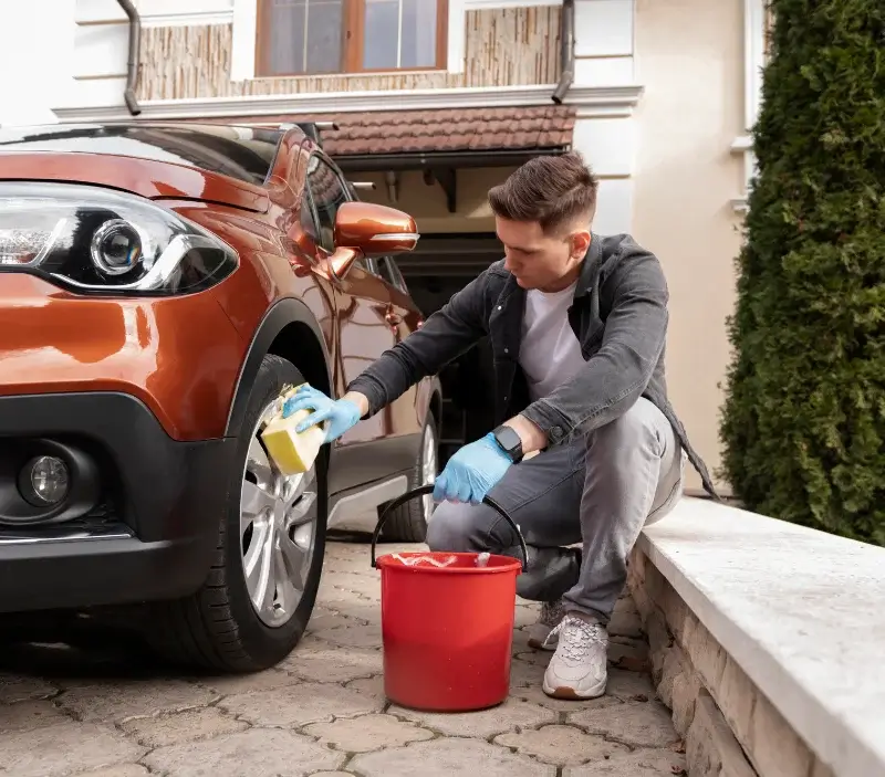 Lavage auto à domicile La Ferté-Bernard : professionnel intervenant sur un véhicule